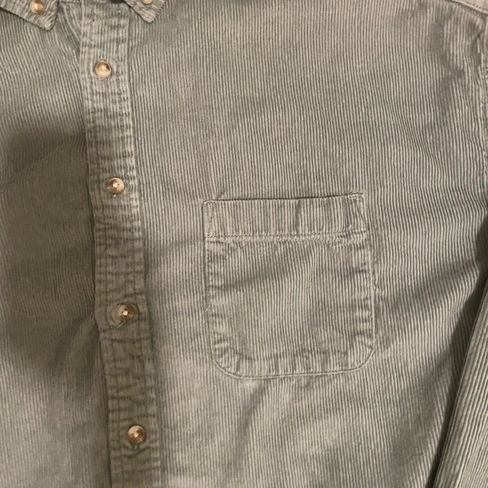 ASOS DESIGN oversized 90s style cord shirt in sage green - Picture 8 of 9
